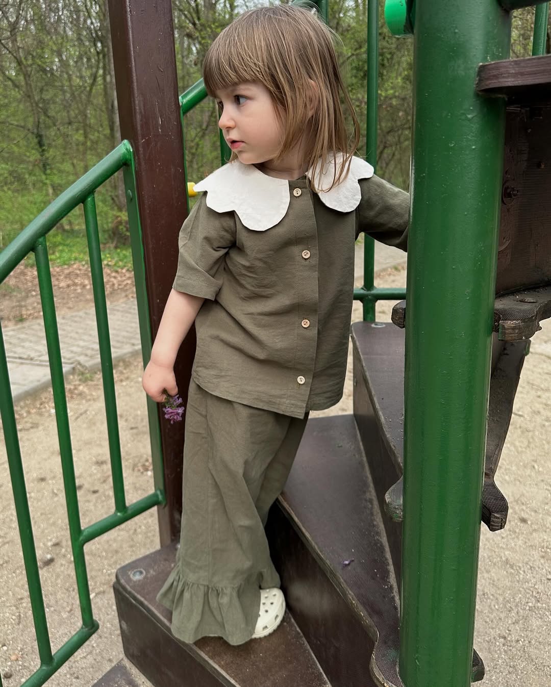 Set verde măsliniu cu volănașe pentru fetițe – handmade din 100% bumbac texturat – Handmade Lilisicopiii - imagine 3